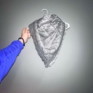 American Eagle Outfitters Elegant Gray Patterned Scarf NWT